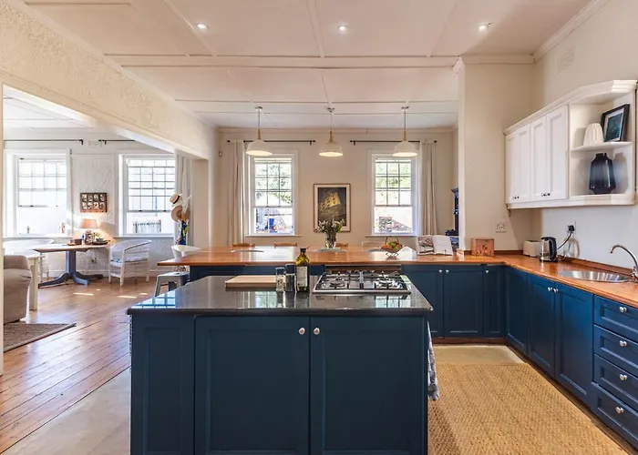 Zonnendal Family Home In Charming Kalk Bay
